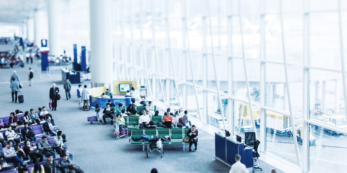 O papel das soluções de gestão do fluxo de passageiros e de multidões nos aeroportos